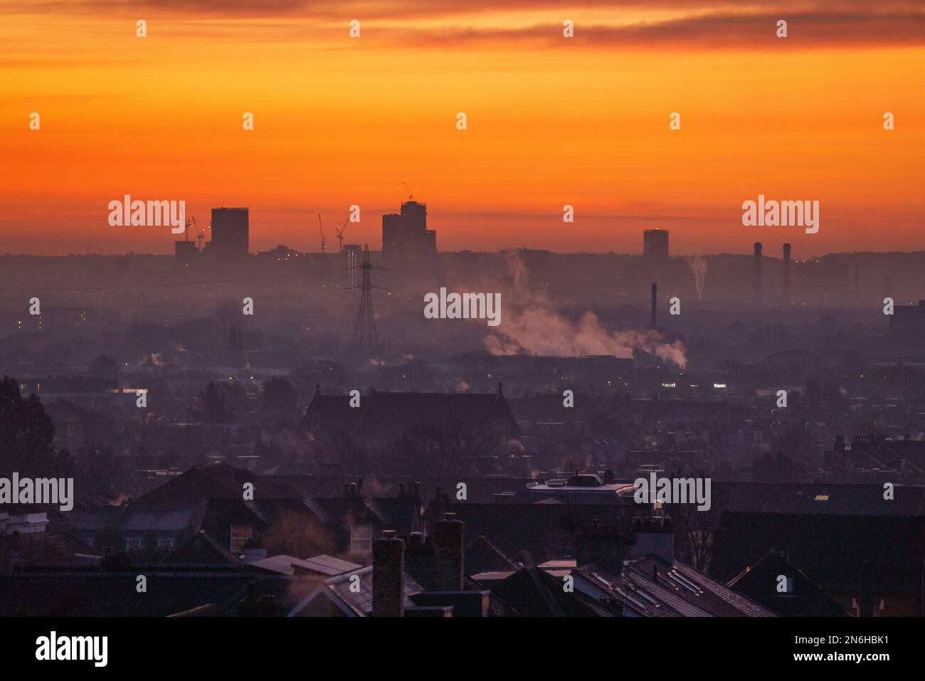 Londra, Regno Unito. 10 febbraio 2023. Il vapore sale dai tetti in una mattinata luminosa a Wimbledon, nel sud-ovest di Londra, mentre le temperature sono previste per il congelamento credito: amer Ghazzal/Alamy Live News Foto Stock