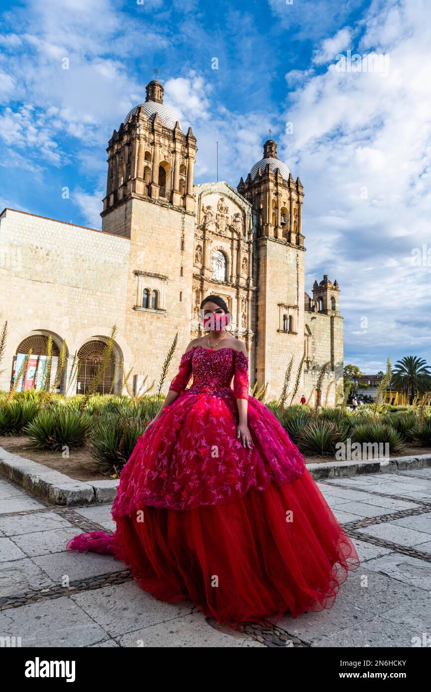 Bella ragazza vestita davanti alla Chiesa di Santo Domingo de Guzman, Messico Foto Stock
