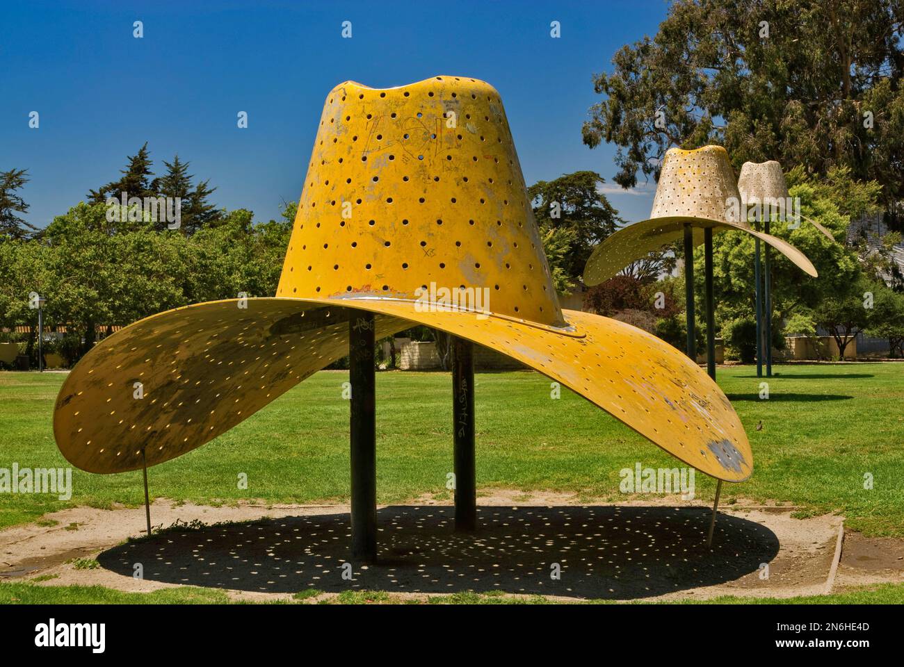 Cappello in tre fasi di Landing, scultura in acciaio di Claes Oldenburg presso state Rodeo Grounds, Salinas, California, USA Foto Stock
