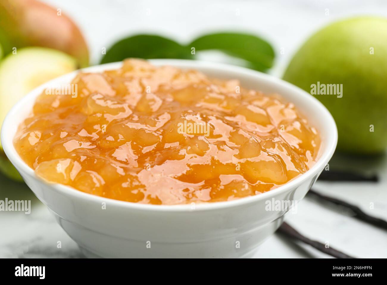 Deliziosa marmellata di pere in ciotola sul tavolo, primo piano Foto Stock