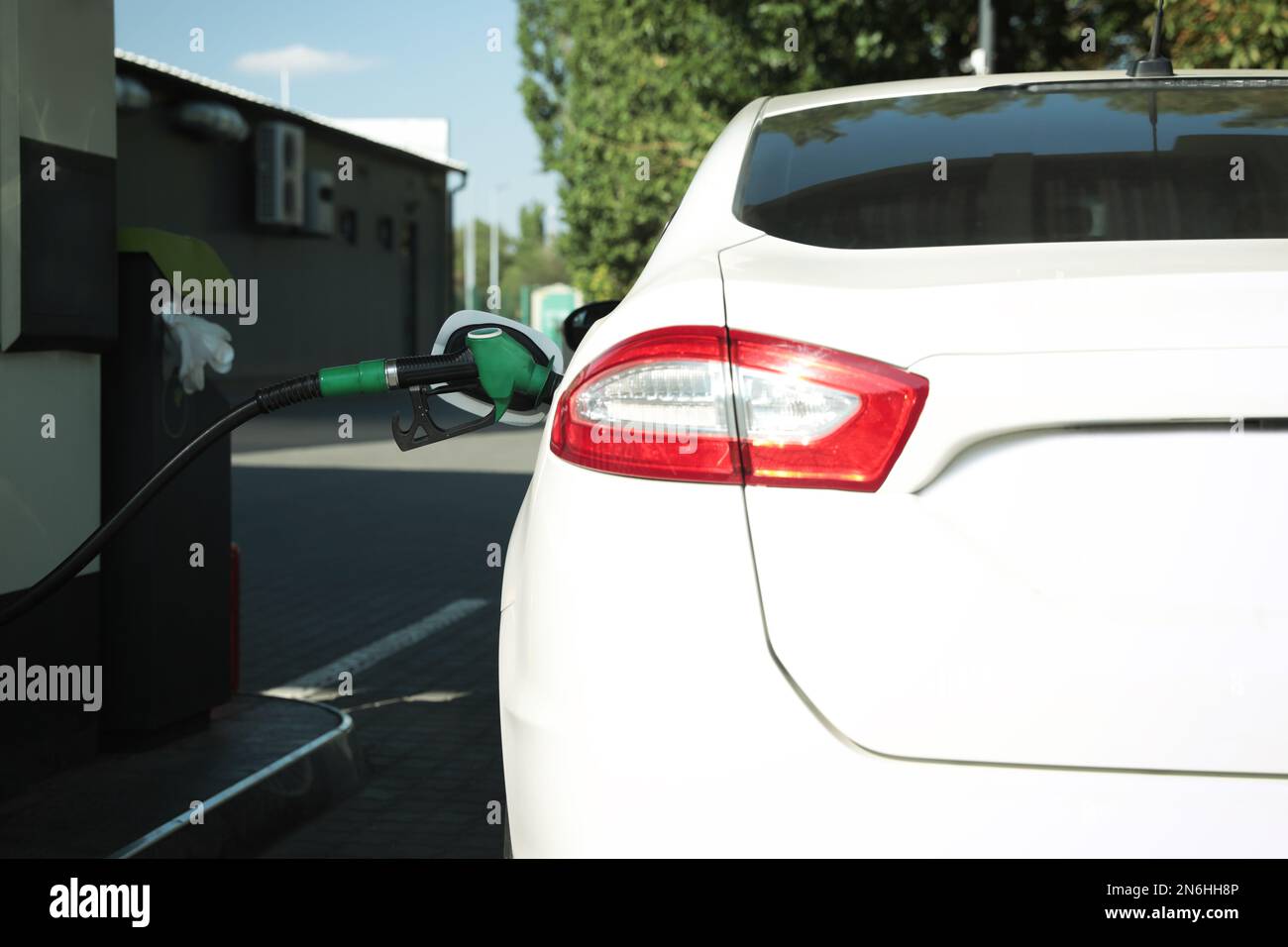 Rifornimento di auto moderna con pompa benzina sulla stazione di servizio, closeup Foto Stock