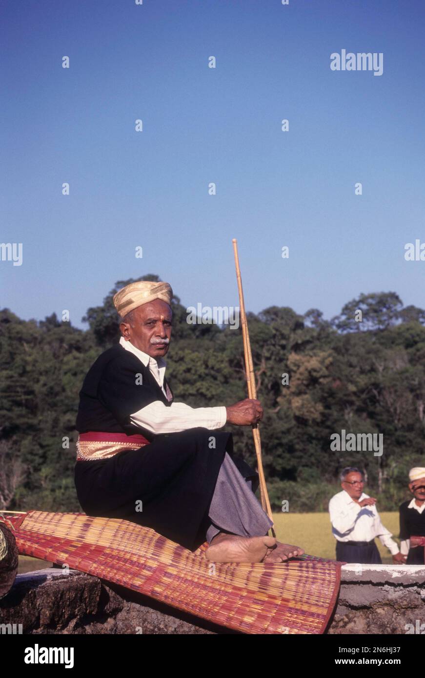 Panchayathar è un giudice del villaggio locale per il popolo kodava, Karnataka, India Foto Stock