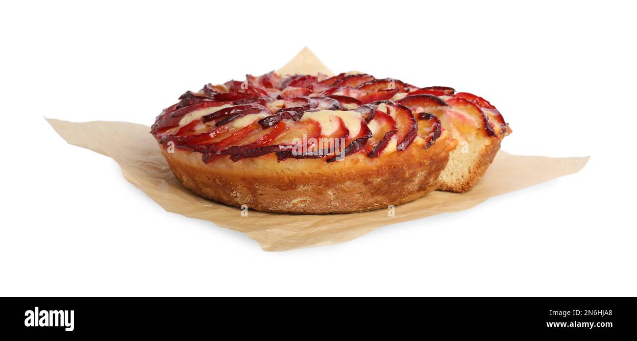 Deliziosa torta con prugne isolate su bianco Foto Stock