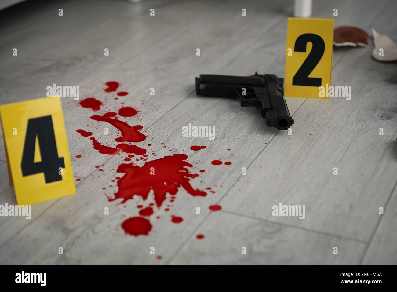 Marcatori di scena del crimine, pistola e sangue sul pavimento Foto Stock