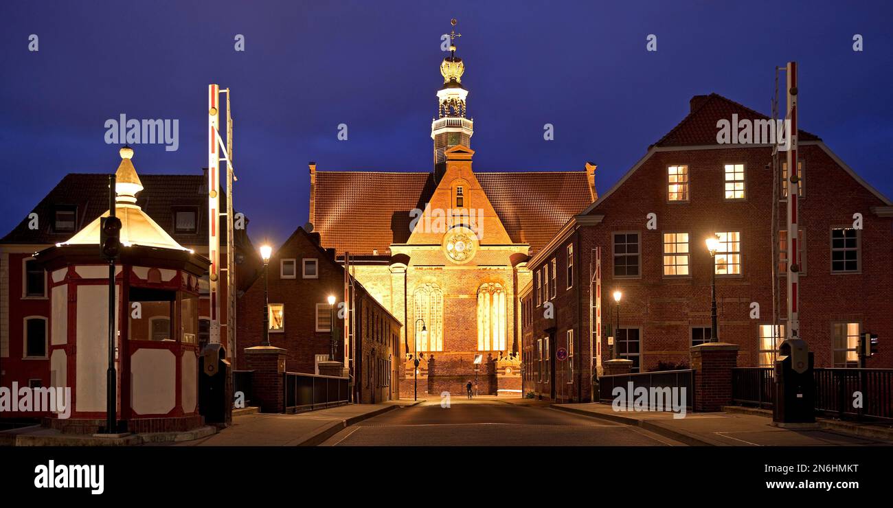 Illuminata Nuova Chiesa dietro il nuovo ponte di base al Siel Rosso in serata, Emden, Frisia Orientale, bassa Sassonia, Germania Foto Stock