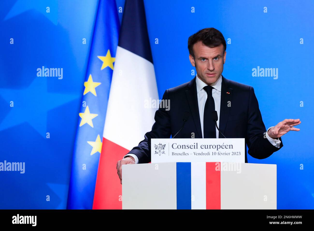 Belgio / Bruxelles / 10/2/2023 - Nicolas Landemard / le Pictorium - Emmanuel Macron conferenza stampa - 10/2/2023 - Belgio / Bruxelles / Bruxelles - il presidente francese Emmanuel Macron ha tenuto una conferenza stampa al termine del vertice straordinario dell'UE nella capitale belga. Foto Stock