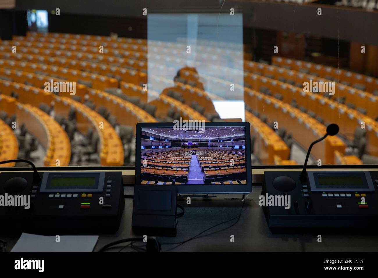 Belgio / Bruxelles 09/02/2023, Nicolas Landemard / le Pictorium - illustrazione dell'emiciclo del Parlamento europeo - 09/02/2023 - Belgio / Bruxelles / Bruxelles - l'emiciclo vuoto del Parlamento europeo visto da una cabina di interpretazione. Foto Stock