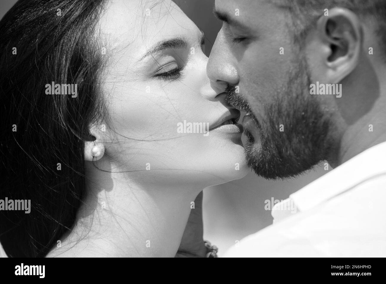 Ritratto romantico di una coppia sensuale innamorata. Una coppia romantica  e gentile celebra la giornata di tutti gli amanti. Bella coppia sorridente  mentre si siede Foto stock - Alamy