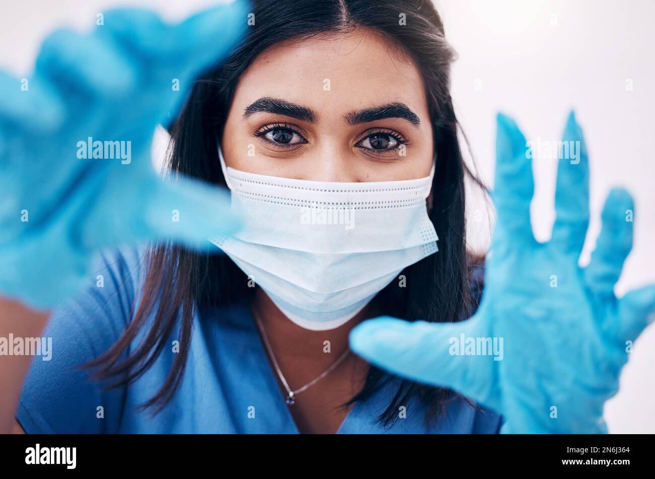 Donna, medico e mani con maschera facciale per la salute, esame o occupato con chirurgia in ospedale. Specialista medico femminile, chirurgo o infermiera con lattice Foto Stock