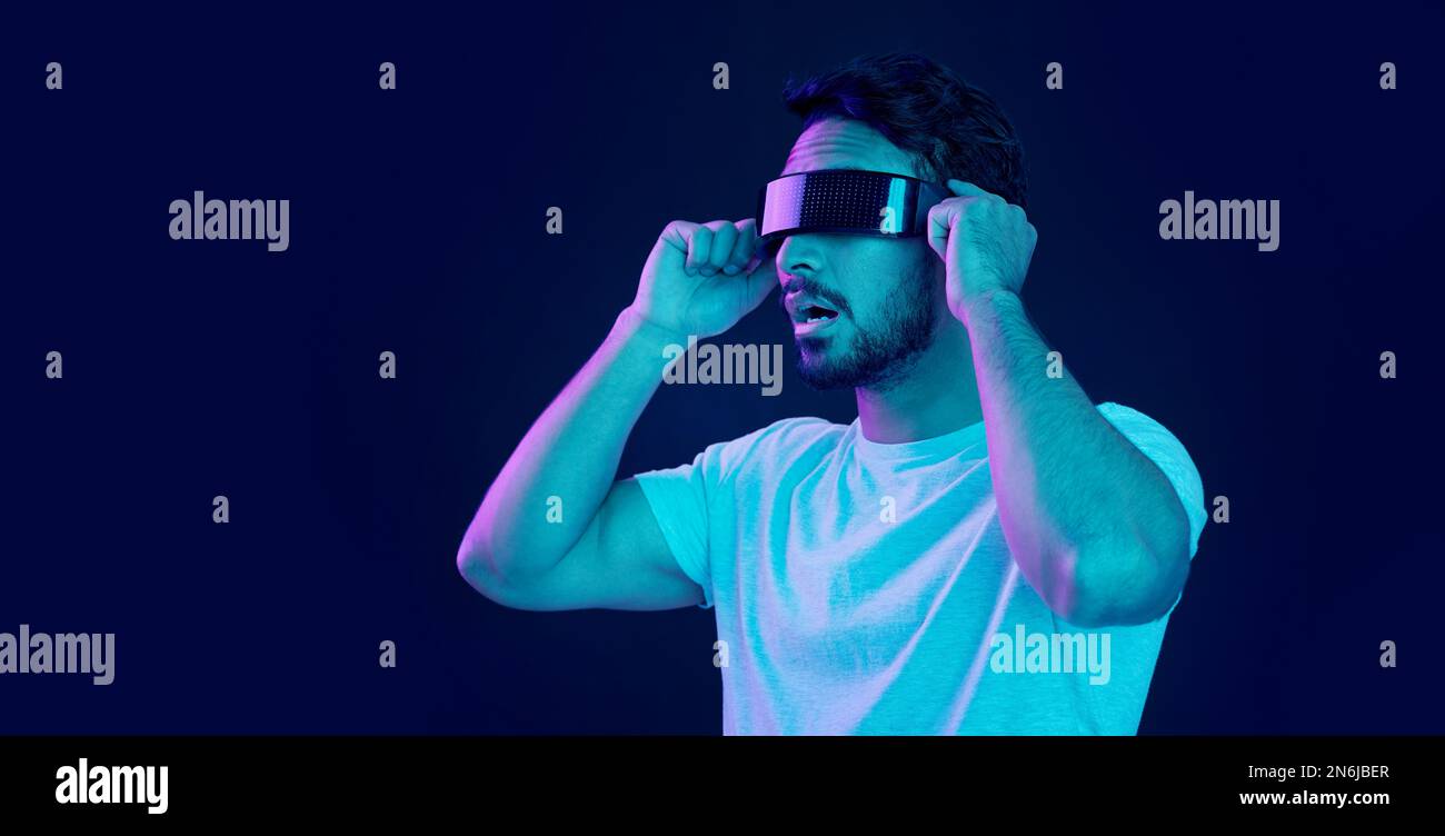 Uomo con visore vr, videogamer e trasformazione digitale per un'esperienza metaverse nella tecnologia. Persona che trasmette in streaming la simulazione della realtà aumentata Foto Stock