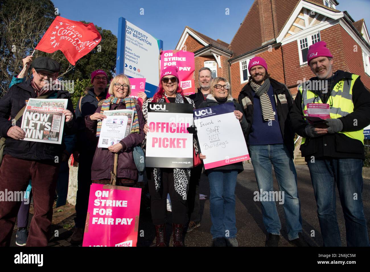 Eastbourne, East Sussex, Regno Unito. 10th Feb, 2023. I docenti dell'Università di Brighton e gli altri collaboratori che lavorano presso la sede dell'Università di Eastbourne si uniscono a un'azione industriale a livello nazionale a sostegno delle richieste di migliori condizioni di lavoro e di retribuzione. Gli scioperi dicono che la loro retribuzione reale è diminuita del 25% dal 2009 e le condizioni attuali e le ore eccessive stanno influenzando il loro lavoro, la sicurezza del lavoro sta in ultima analisi incidendo sulle opportunità di apprendimento degli studenti i datori di lavoro hanno offerto un aumento del 3%. Credit: Newpics UK South/Alamy Live News Foto Stock