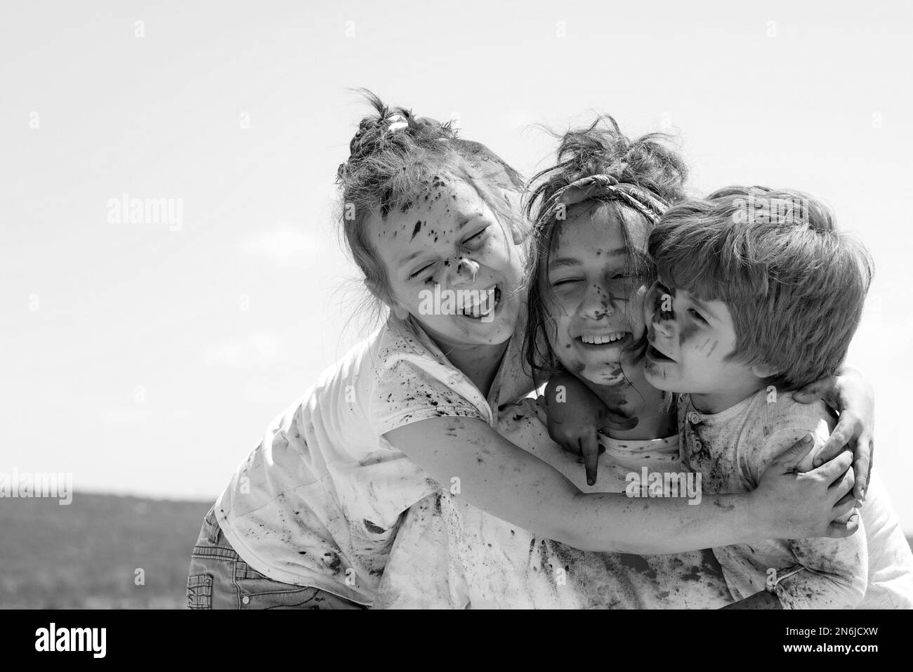 Ritratto di un felice ridere abbracciando bambini. Ritratto di un bambino positivo in una giornata estiva all'aperto. Foto Stock