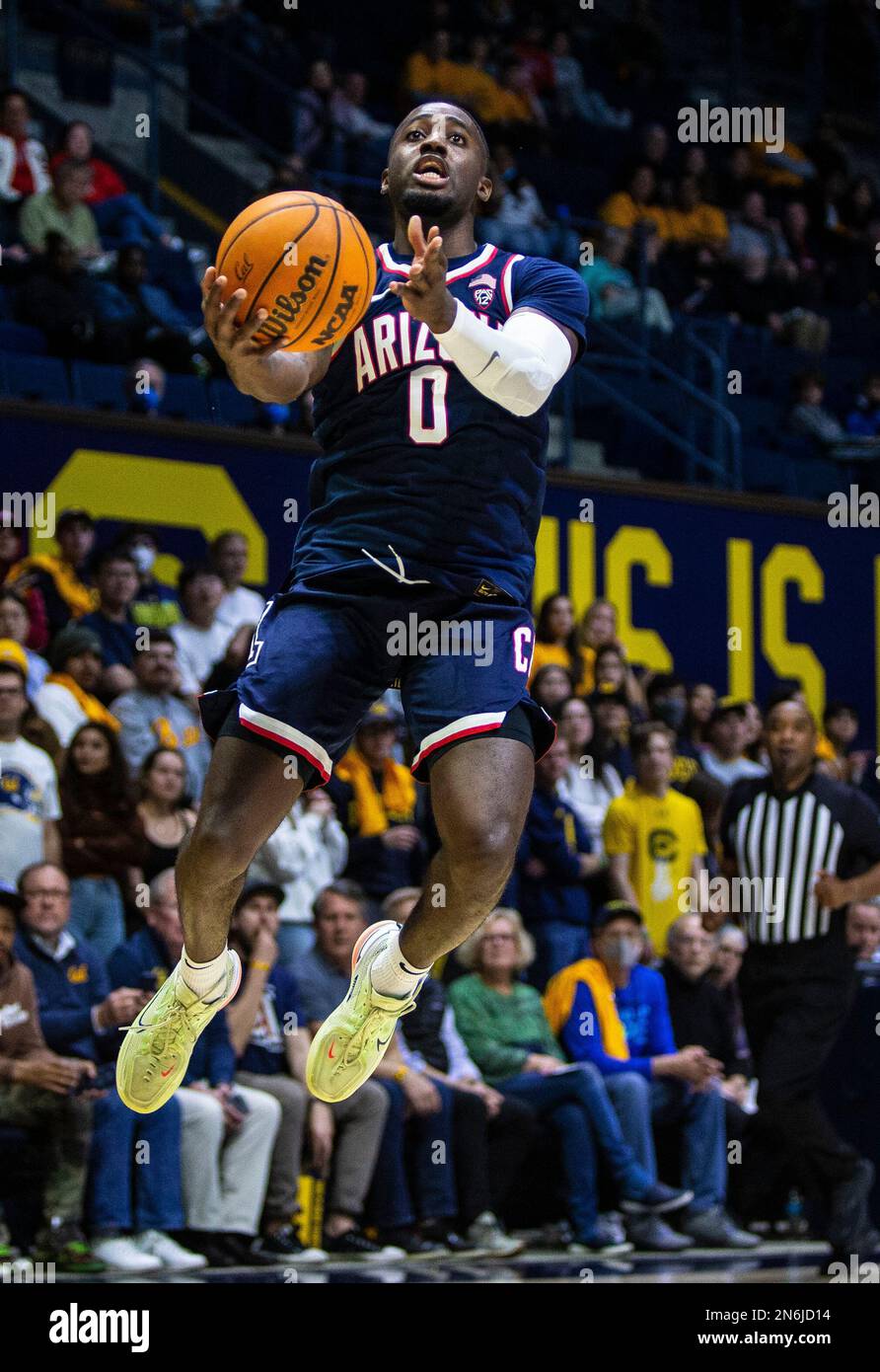 Haas Pavilion Berkeley Calif, USA. 09th Feb, 2023. CA USA La guardia dell'Arizona Courtney Ramey (0) va in campo durante la partita di pallacanestro degli uomini dell'NCAA tra gli Arizona Wildcats e gli California Golden Bears. L'Arizona ha battuto la California 85-62 all'Haas Pavilion Berkeley Calif. Thurman James/CSM/Alamy Live News Foto Stock