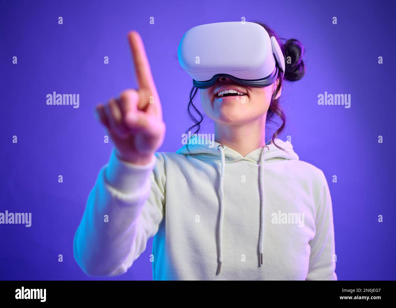 Occhiali per realtà virtuale, metaverse e una donna con la mano per il  gioco futuristico, il