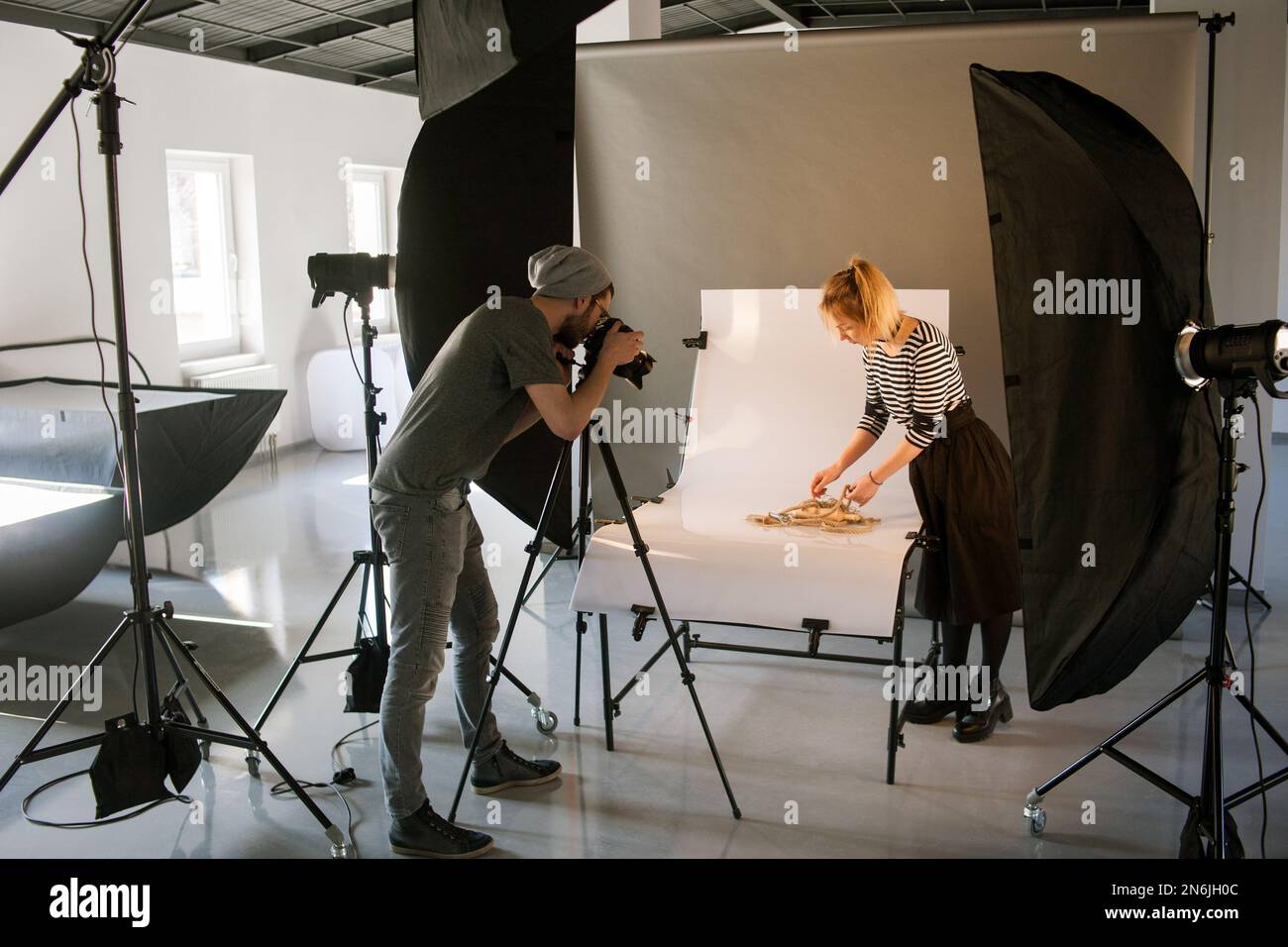 Squadra creativa che spara gli annunci pubblicitari Foto Stock