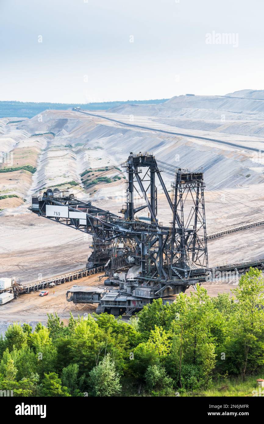 Enorme escavatore nella miniera lignite opencast Garzweiler nel Reno in Germania, verticale Foto Stock