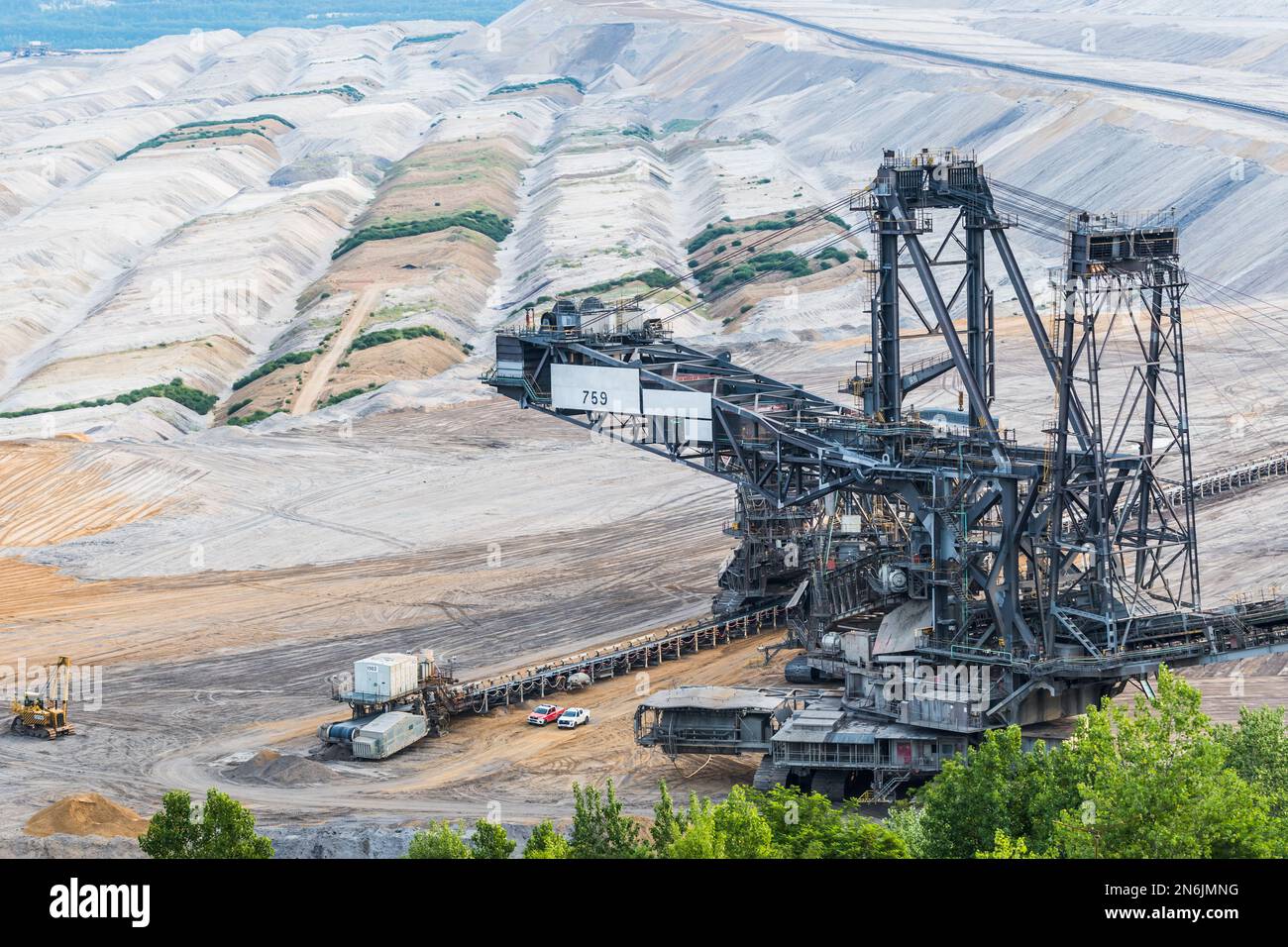 Enorme escavatore nella miniera di lignite opencast nella zona del Reno in Germania Foto Stock
