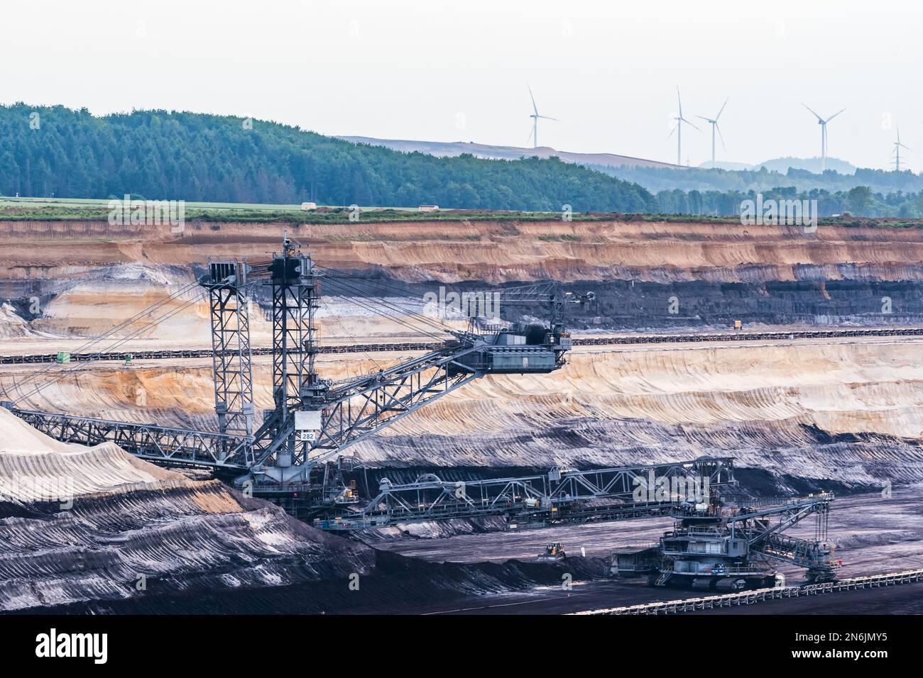 Enorme escavatore a pala nella miniera di lignite opencast Hambach, nell'area del Reno in Germania Foto Stock