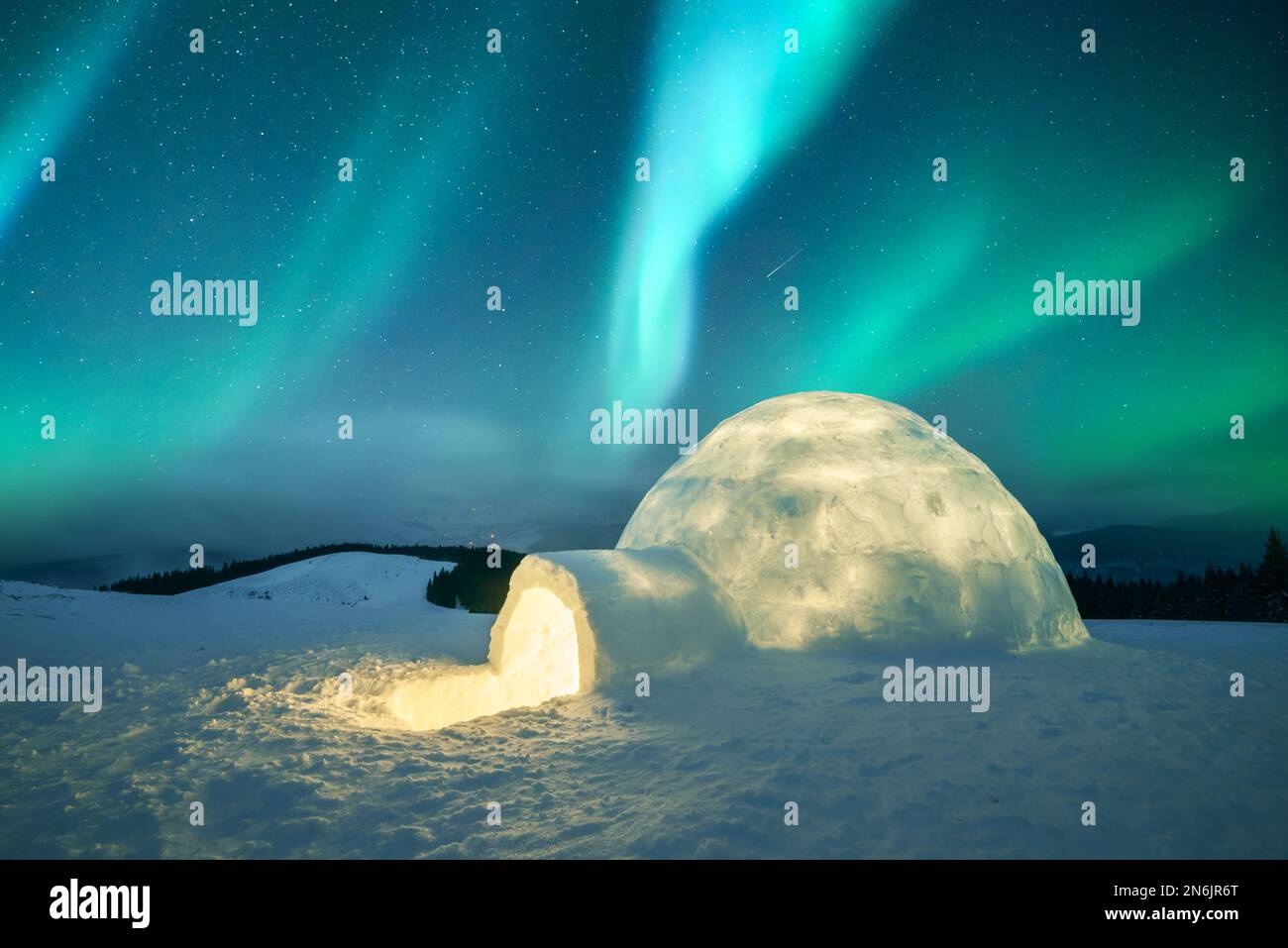 Aurora borealis. Aurora boreale nelle montagne invernali. Scena invernale con luci polari e igloo innevato. Postcar di Natale Foto Stock