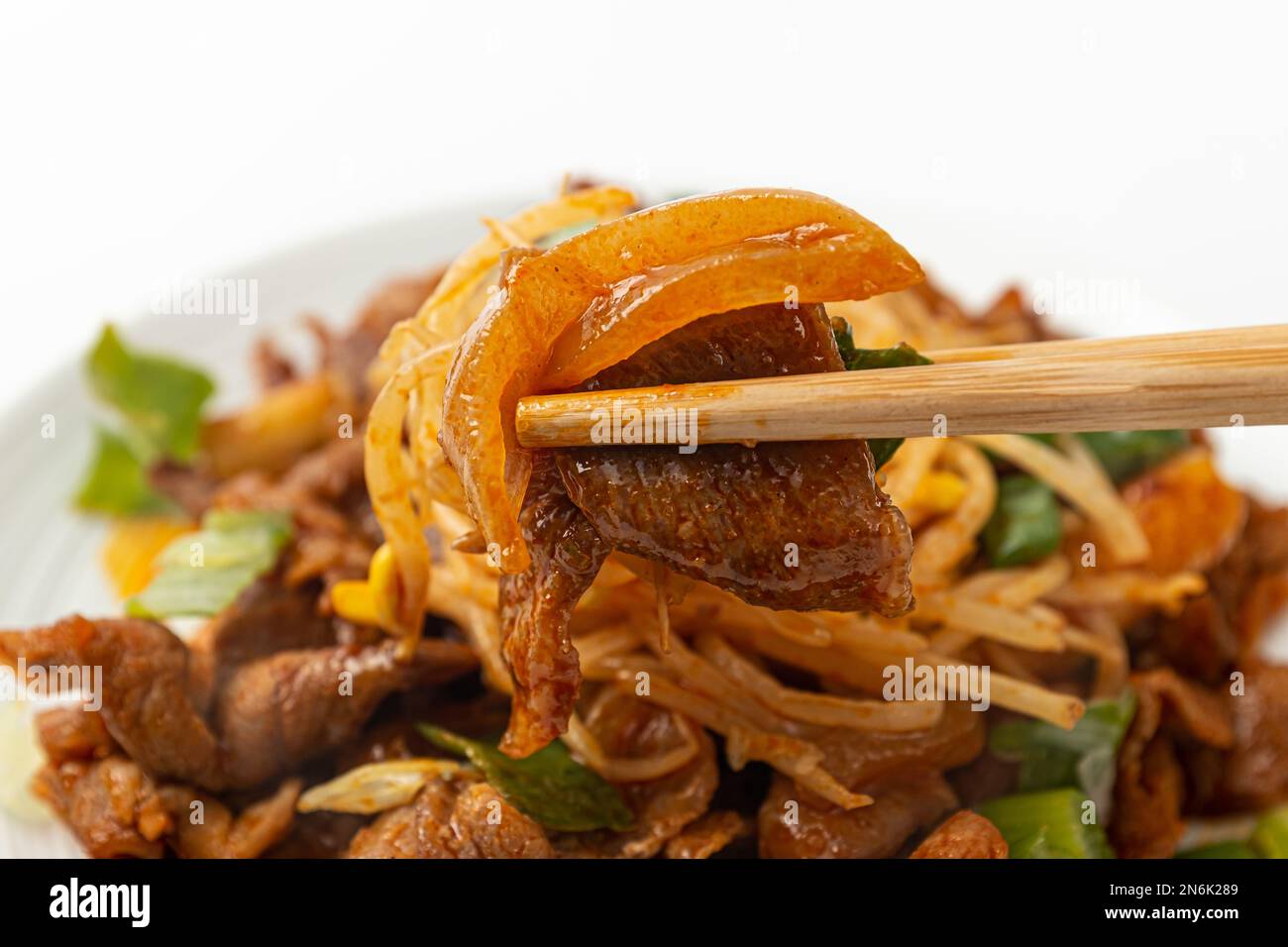 Bulgogi condito con Gochujang. Cibi con germogli di maiale e di fagioli. Cultura gastronomica coreana Foto Stock