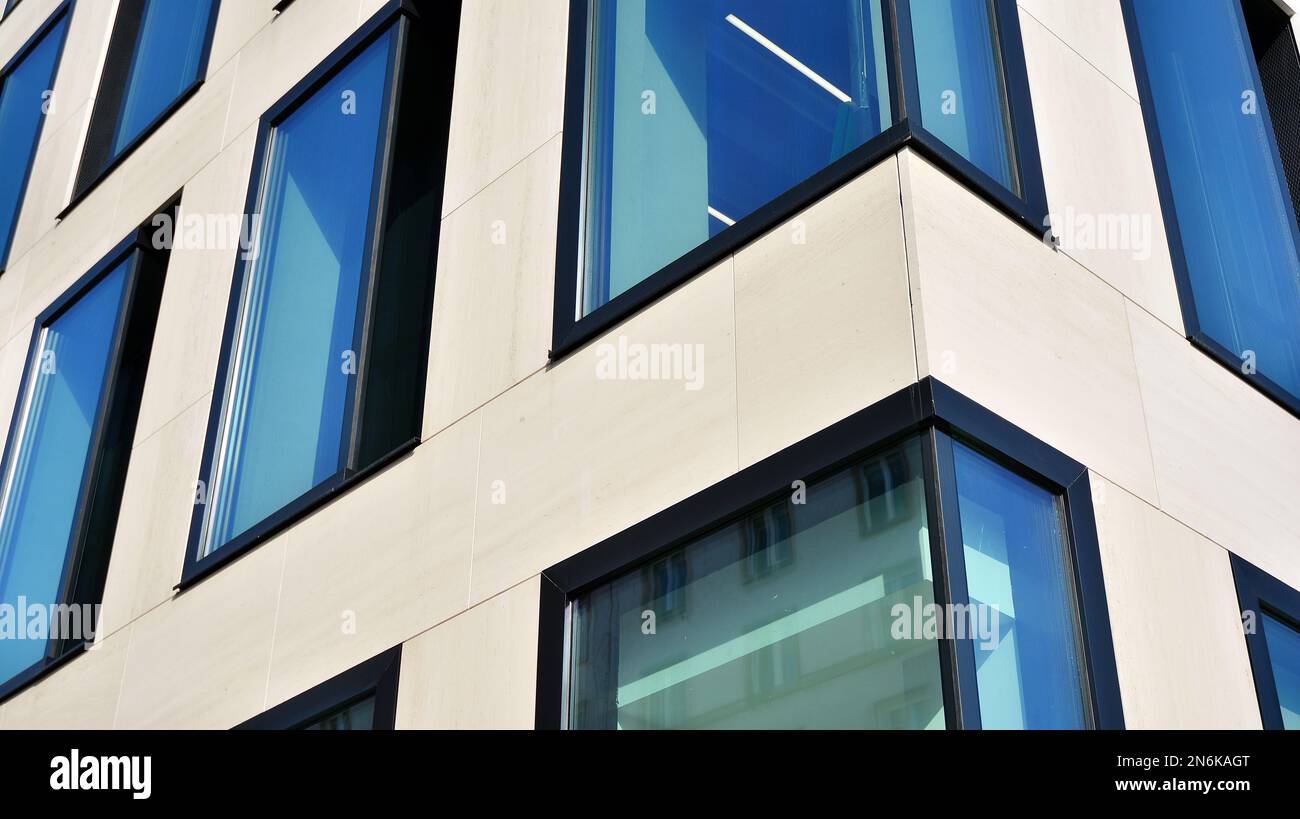 Edificio per uffici con pannelli compositi in alluminio bianco. Parete di facciata in vetro e metallo. Architettura aziendale moderna astratta. Foto Stock