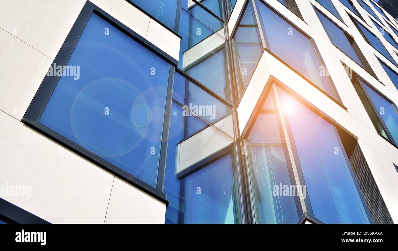 Edificio per uffici con pannelli compositi in alluminio bianco. Parete di facciata in vetro e metallo. Architettura aziendale moderna astratta. Foto Stock