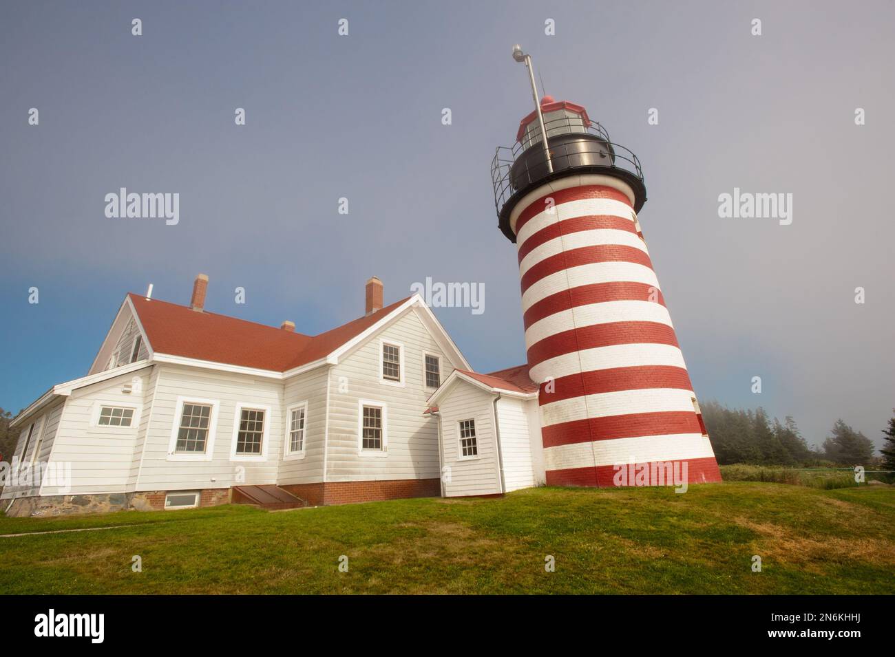 Faro di West Quoddy Head sul punto più orientale degli Stati Uniti vicino a Lubec, costa atlantica del Maine, USA Foto Stock