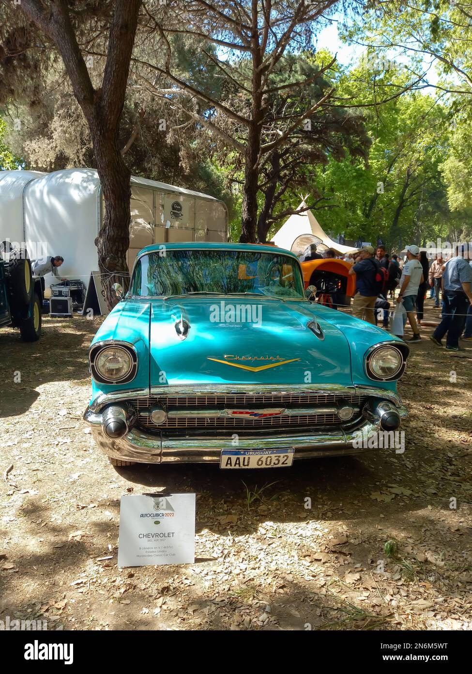 Vecchia berlina 1957 Chevrolet Chevy Bel Air sport due porte in un parco. Natura, alberi. Auto classica Autoclasica 2022. Vista frontale. Griglia Foto Stock