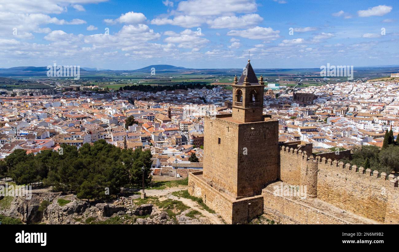 Vista della fortezza di Alcazaba con la sua Torre del Tributo e la città. Antequera, provincia di Malaga, Andalusia, Spagna. Foto Stock