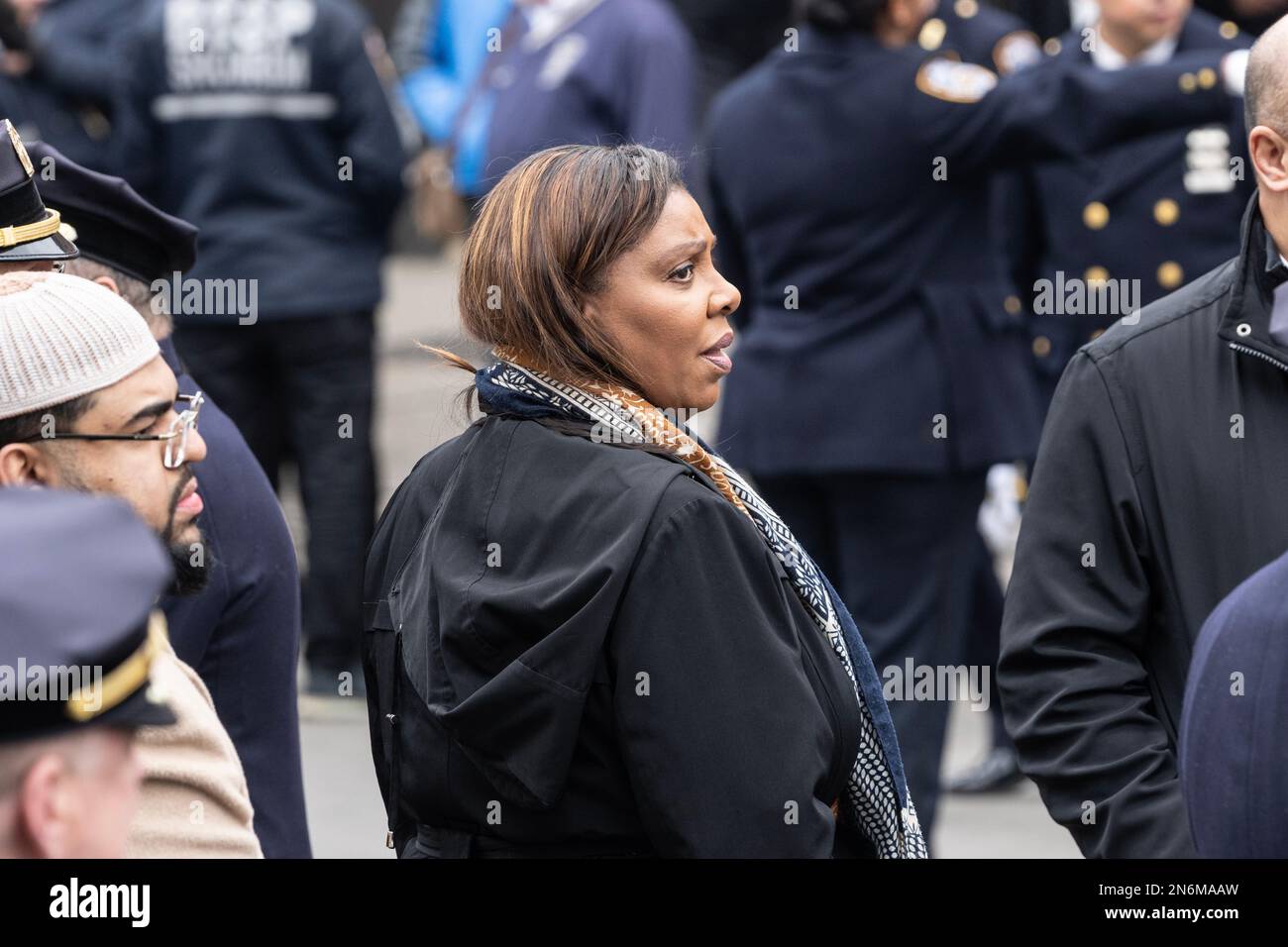 Il procuratore generale Letitia James partecipa al funerale PO Adeed Fayaz presso il Makki Masjid Muslim Community Center di Brooklyn, New York, il 9 febbraio 2023 Foto Stock