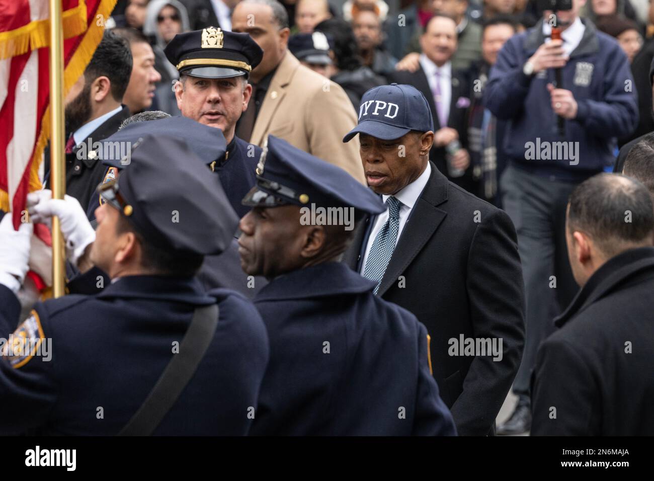 Il sindaco Eric Adams partecipa al funerale PO Adeed Fayaz al Makki Masjid Muslim Community Center di Brooklyn, New York, il 9 febbraio 2023 Foto Stock