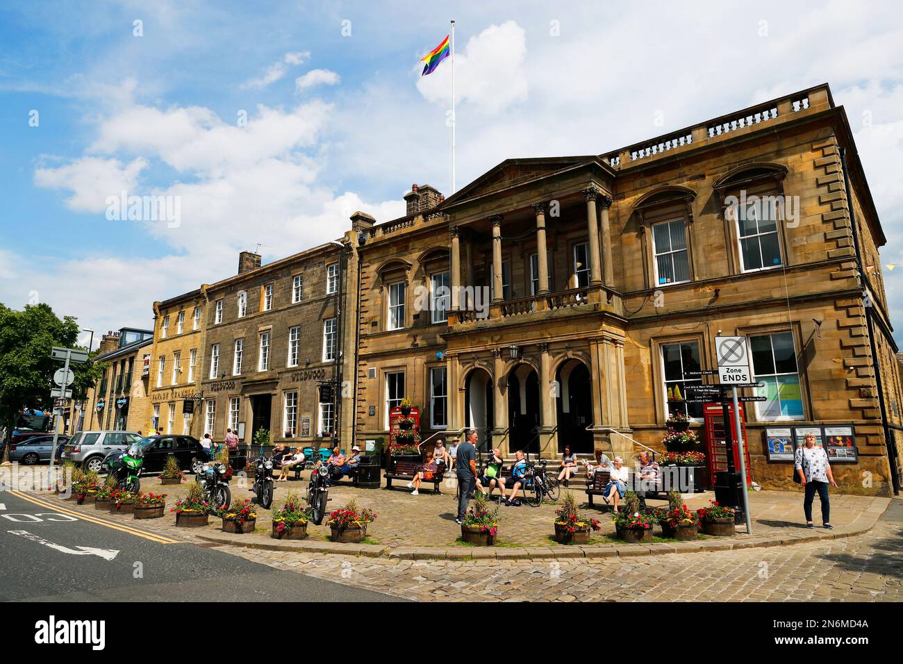 Municipio di Skipton che batte la bandiera dell'arcobaleno a sostegno del movimento LGBT, 19-06-2021 Foto Stock