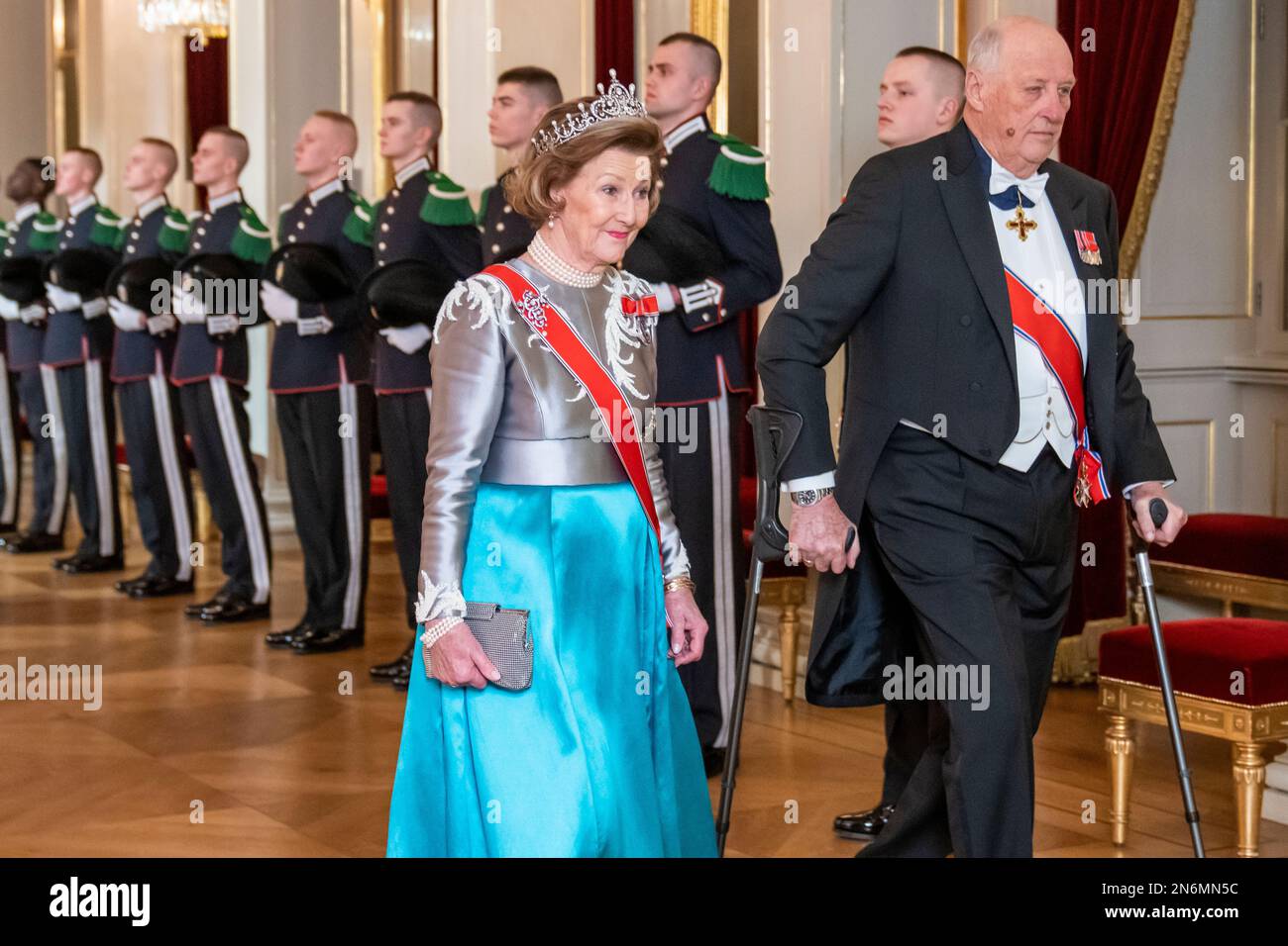 Oslo, Norvegia 20230209. La regina Sonja e il re Harald arrivano in processione per una cena di gala per diplomatici al Palazzo di Oslo. Foto: Heiko Junge / NTB Foto Stock