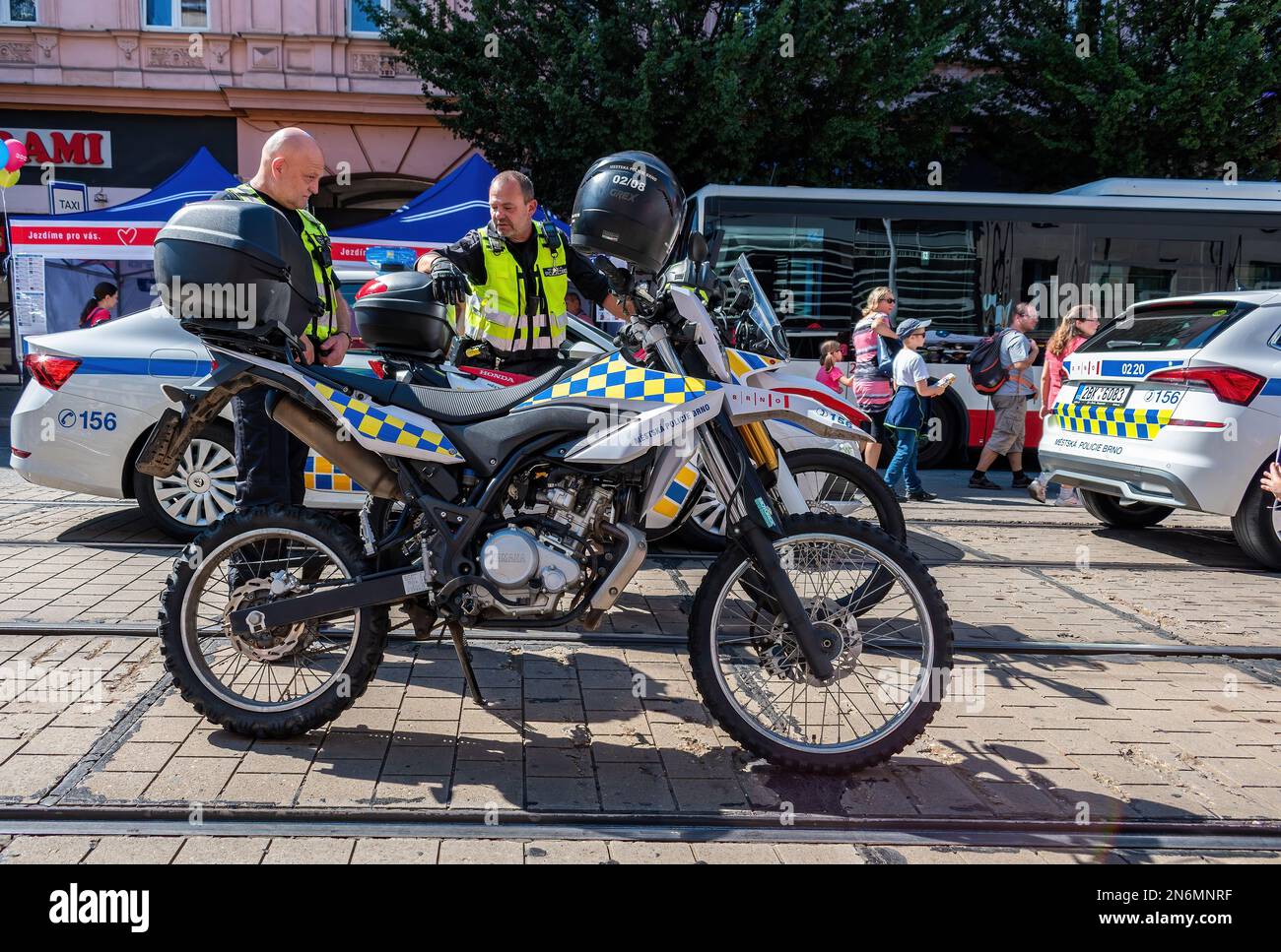 Brno, Repubblica Ceca, 3 settembre 2022 dimostrazione dei servizi urbani. Moto leggera della polizia in una parata a Brno Foto Stock