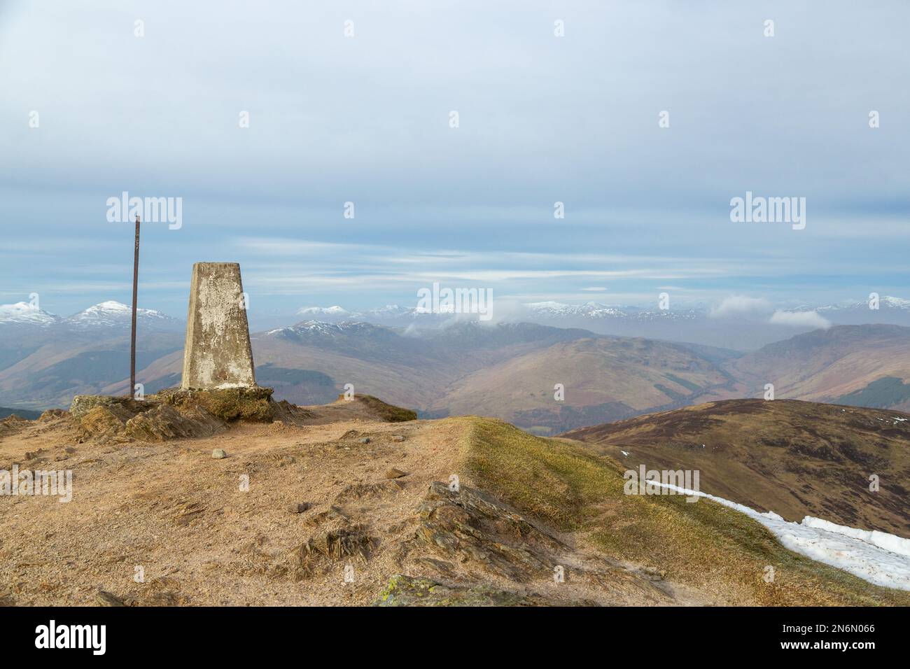 Il punto di trig sulla cresta sommitale del Munro ben Vorlich Foto Stock