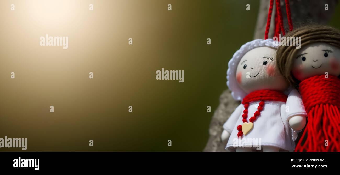 Bambole tradizionali di martenitsa in filato rosso e bianco. Bambole maschili e femminili chiamate Pizho e Penda. Marzo 1st . Baba Marta Day inizio dello sprin Foto Stock