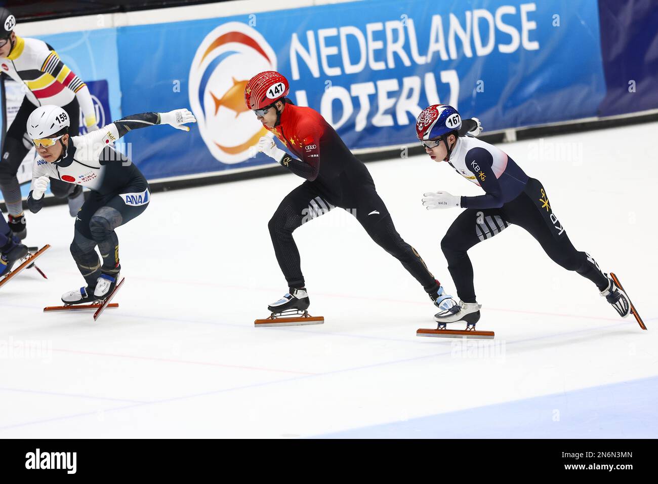 DORDRECHT - 10/02/2023, Dan Iwasa (JPN), Jiahua Song (CHN), Ji Won Park (KOR) (lr) in azione nei quarti di finale 1500 metri durante il primo giorno della Coppa del mondo ISU Short Track Speed Skating 2023. ANP VINCENT JANNINK Foto Stock