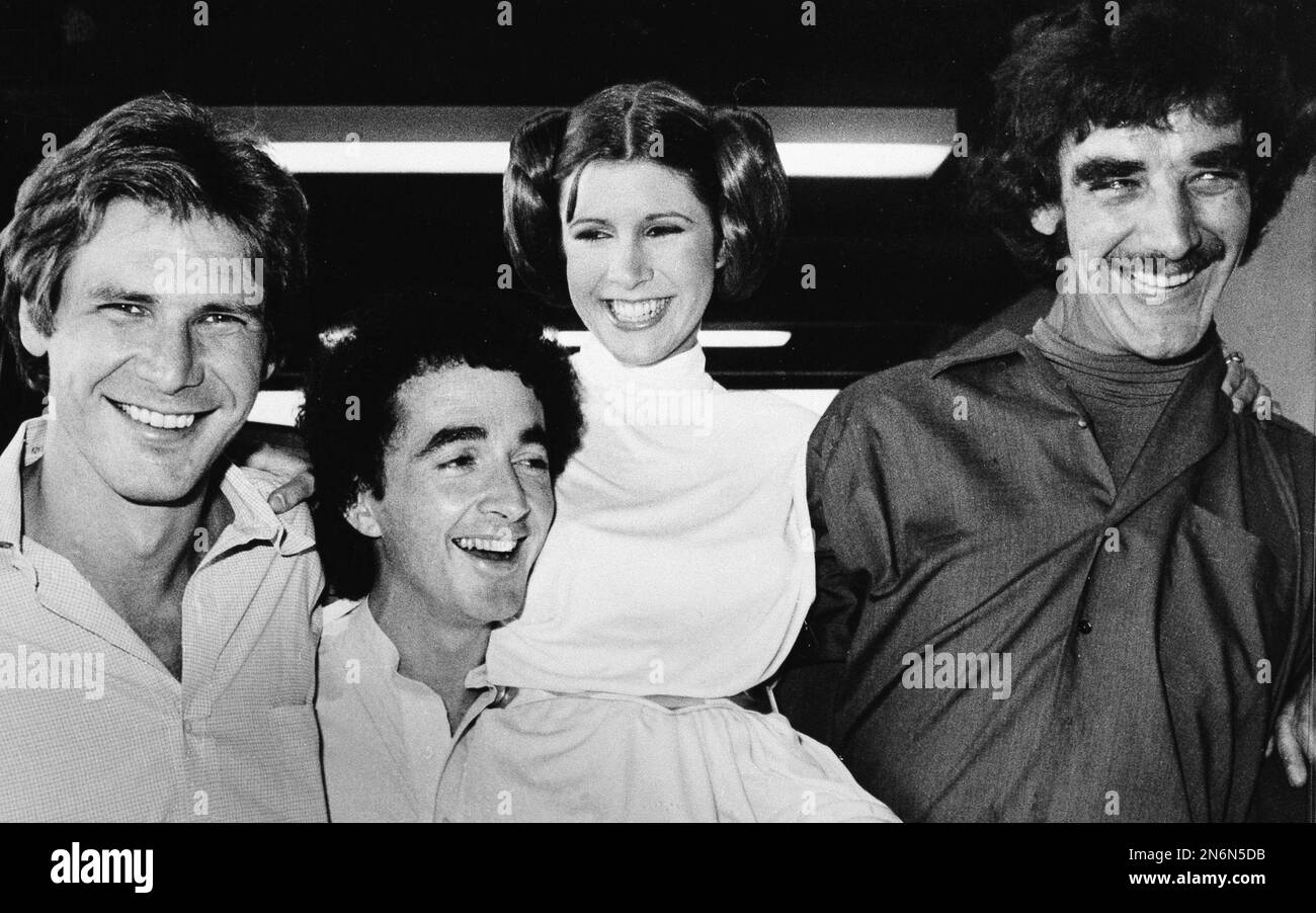 FILE - In this Oct. 5, 1978 file photo, actors featured in the "Star Wars" movie, from left, Harrison Ford who played Han Solo, Anthony Daniels who played the robot C3P0, Carrie Fisher who played the princess, and Peter Mayhew who played the Wookie, Chewbacca, are shown during a break from the filming of a television special presentation in Los Angeles. Mayhew has had double knee-replacement surgery at a Texas hospital. (AP Photo, File) Foto Stock