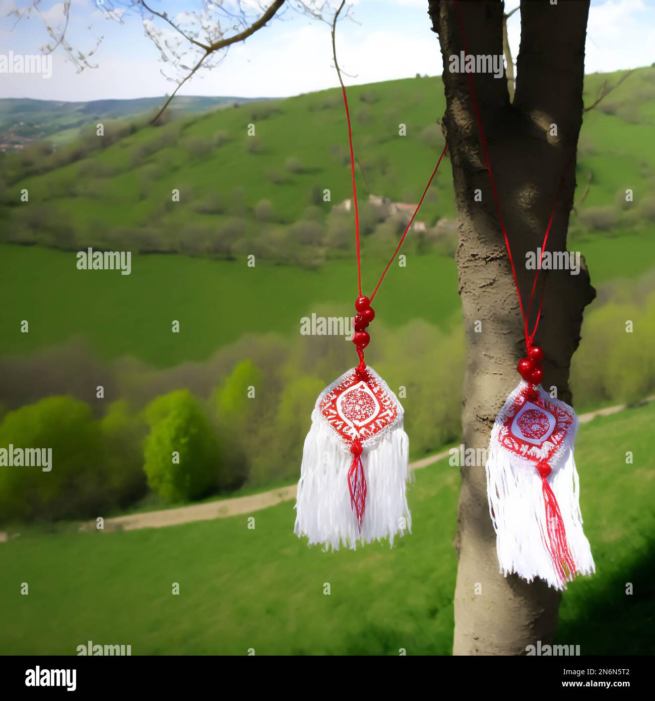 Il simbolo di primavera bianco e rosso è un martisore a forma di croce su un albero. Folclore martenica artigianale, per Buona fortuna. Martinka autentico amul Foto Stock