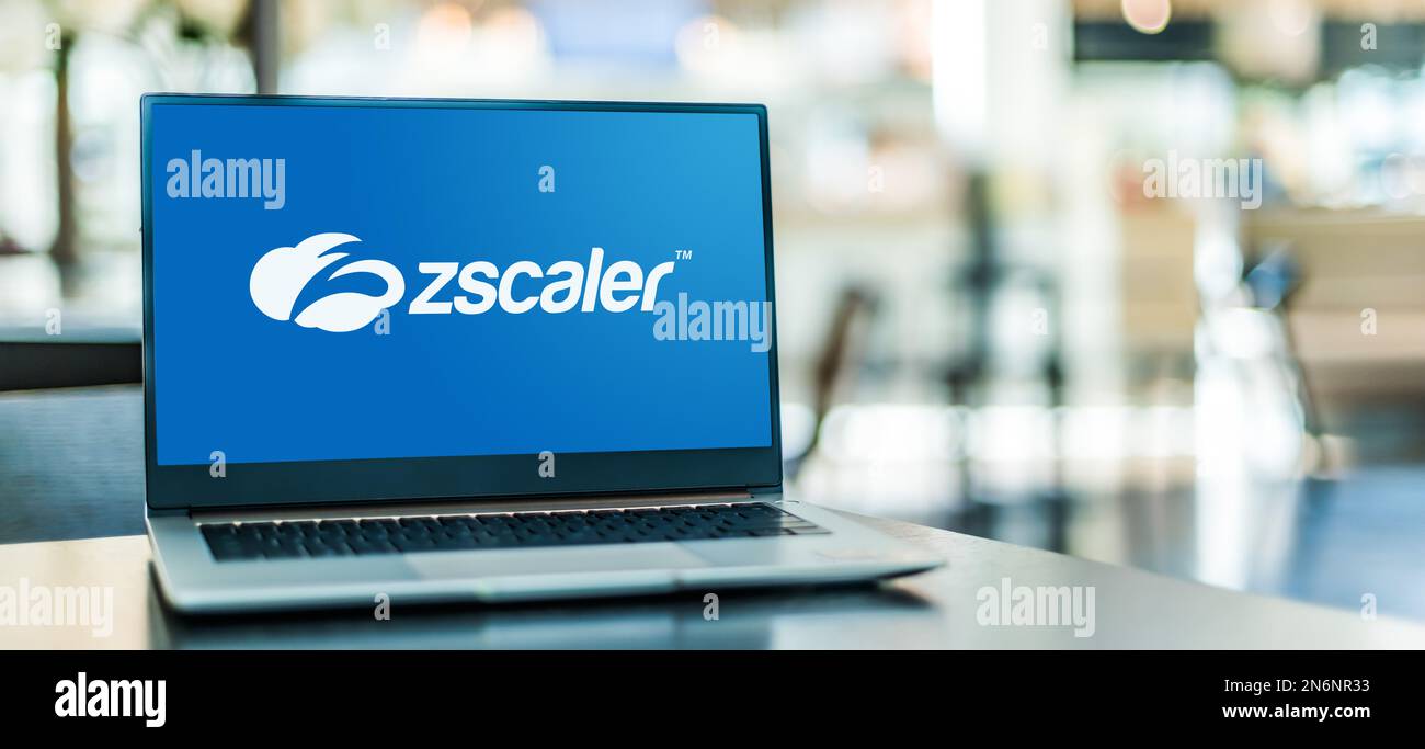 POZNAN, POL - 4 MAGGIO 2022: Computer portatile con logo di Zscaler, una società di sicurezza sul cloud, con sede a San Jose, California Foto Stock