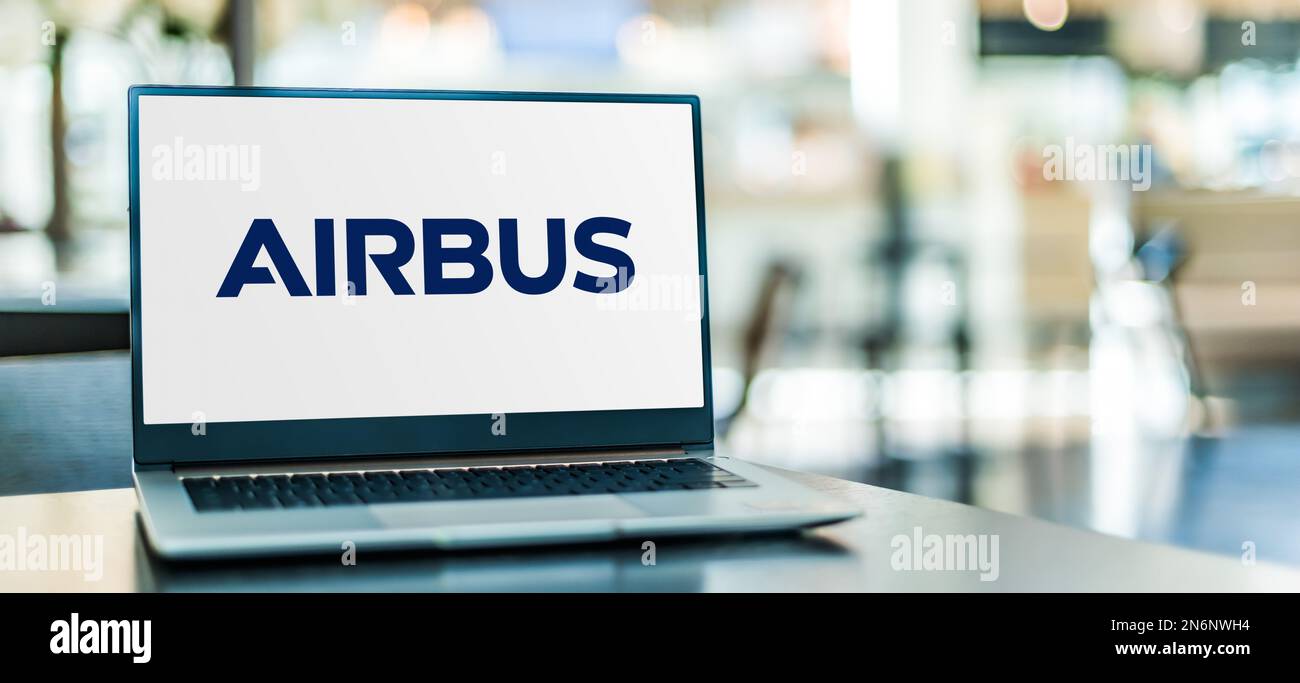 POZNAN, POL - 28 GIUGNO 2022: Computer portatile che visualizza il logo di Airbus, una multinazionale aerospaziale europea Foto Stock