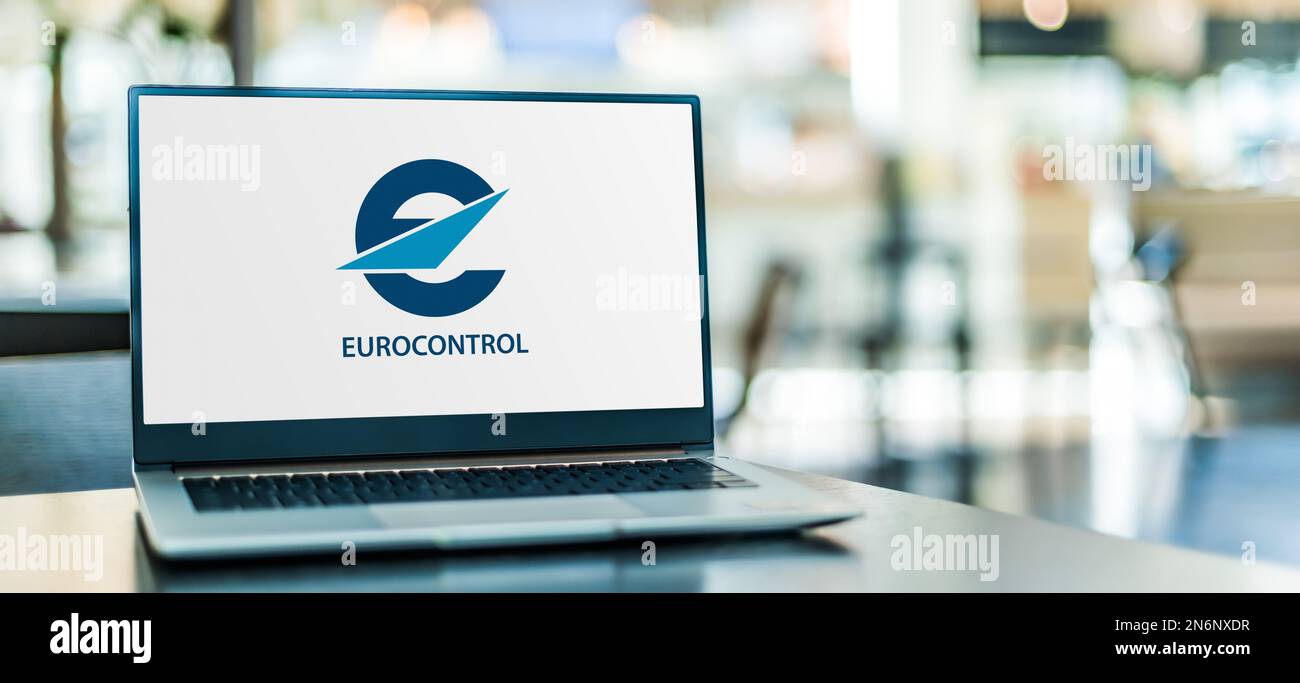 POZNAN, POL - 20 LUGLIO 2022: Computer portatile con il logo di Eurocontrol, l'Organizzazione europea per la sicurezza della navigazione aerea Foto Stock