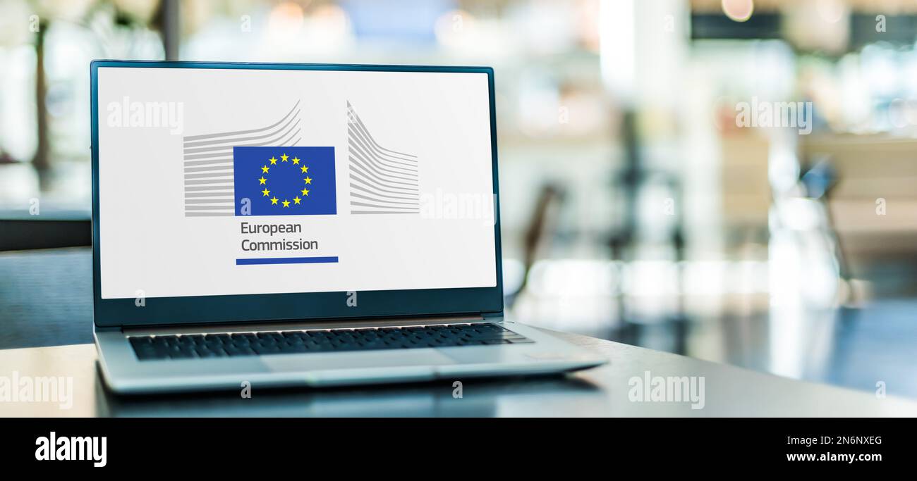 POZNAN, POL - 20 LUGLIO 2022: Computer portatile con il logo della Commissione europea, l'esecutivo dell'Unione europea, Foto Stock
