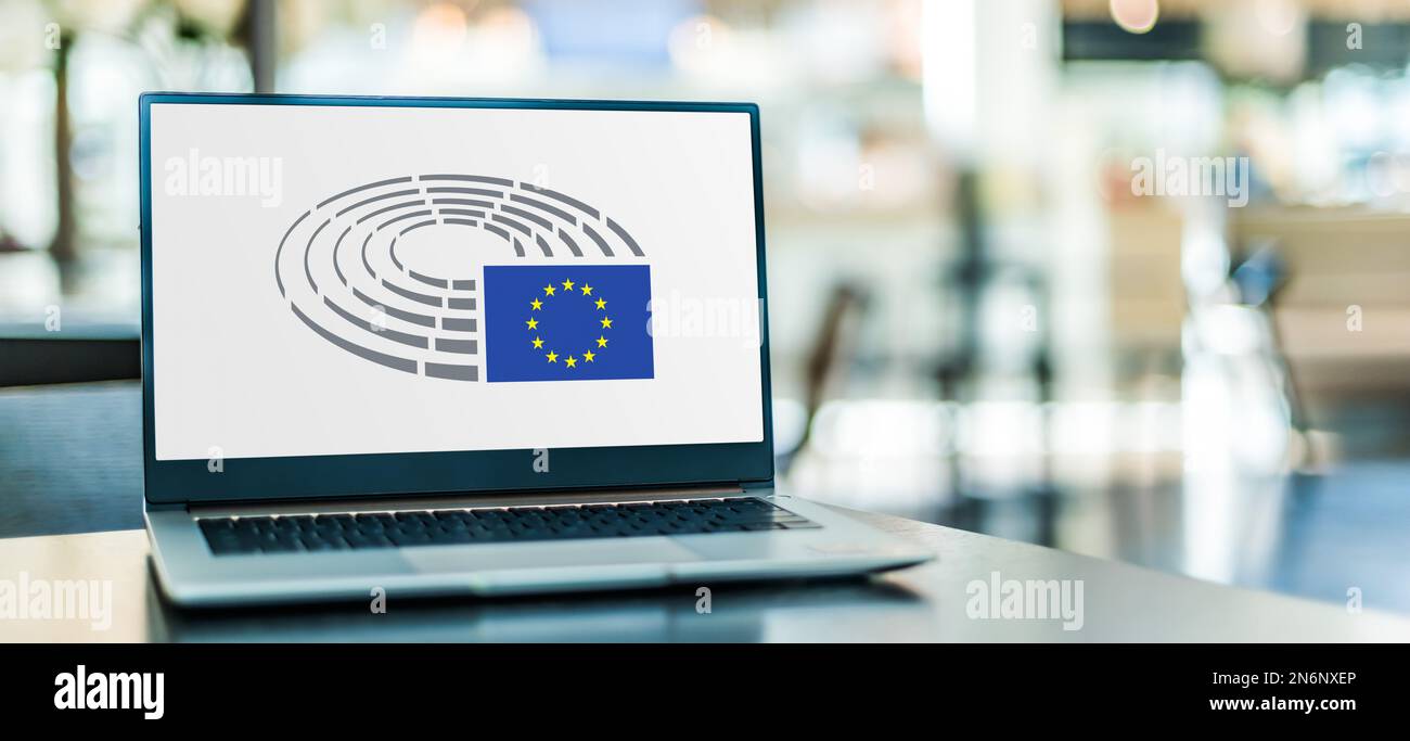 POZNAN, POL - 20 LUGLIO 2022: Computer portatile con logo del Parlamento europeo (PE), uno dei due organi legislativi dell'Unione europea e a. Foto Stock