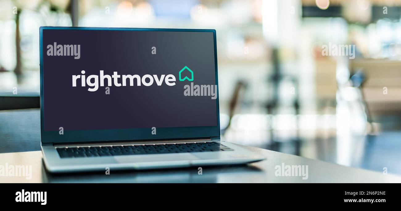 POZNAN, POL - 22 NOVEMBRE 2022: Computer portatile che visualizza il logo di Rightmove, una società con sede nel Regno Unito che gestisce rightmove.co.uk, il porto immobiliare Foto Stock