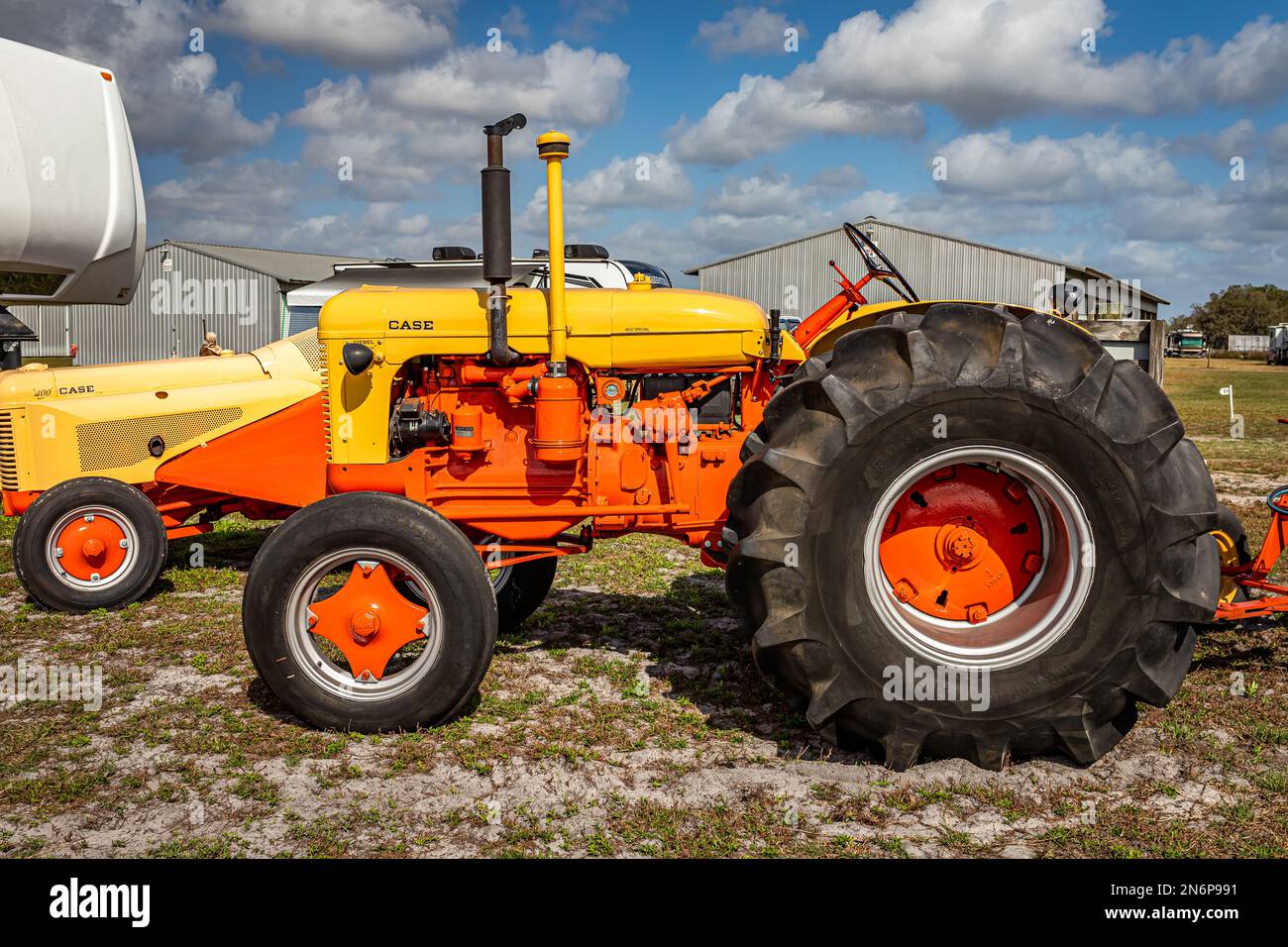 Fort Meade, FL - 22 febbraio 2022: Vista laterale in prospettiva di un trattore diesel Case 400 da 1955 CV in una fiera automobilistica locale. Foto Stock