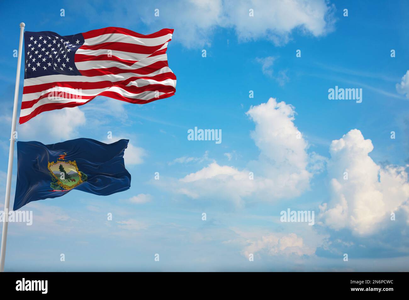 Grande bandiera ufficiale degli Stati Uniti con bandiera più piccola dello stato del Vermont, Stati Uniti d'America su sfondo cielo nuvoloso. Stati Uniti d'America concetto patriottico. Copia spazio per Foto Stock