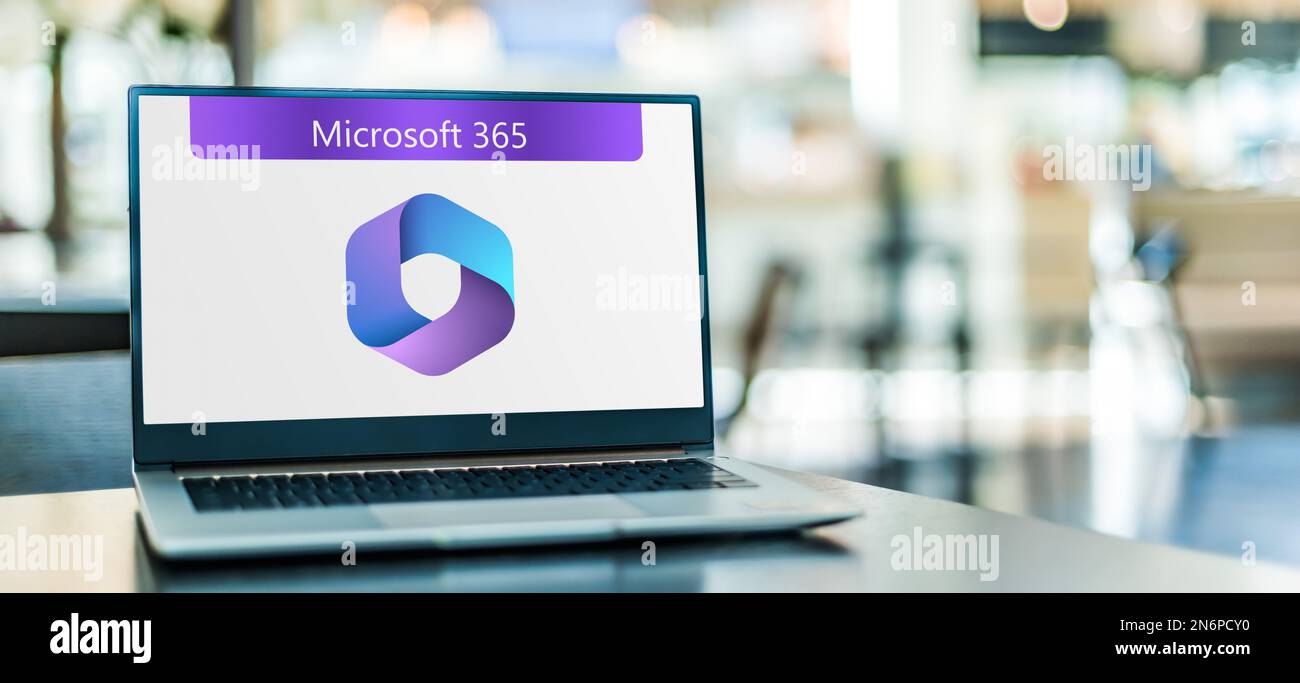 POZNAN, POL - 19 GENNAIO 2023: Computer portatile con logo Microsoft 365, una famiglia di prodotti di software per la produttività, collaborazione e cloud-based Foto Stock