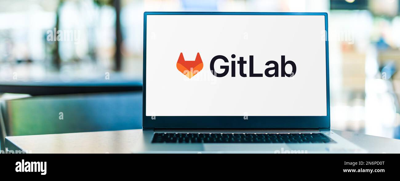 POZNAN, POL - 4 MAGGIO 2022: Computer portatile che visualizza il logo di GitLab, l'azienda open-core che fornisce GitLab, il software DevOps Foto Stock