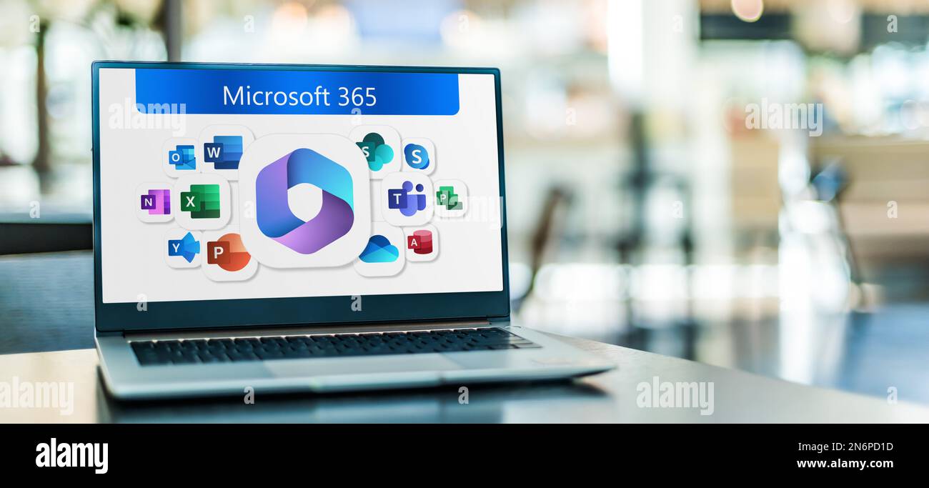 POZNAN, POL - 19 GENNAIO 2023: Computer portatile con logo Microsoft 365, una famiglia di prodotti di software per la produttività, collaborazione e cloud-base Foto Stock